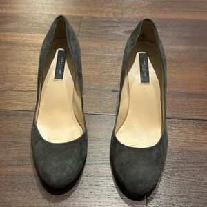 Ann Taylor Pre Loved Leather Pump Shoes in Gray in great conduction worn…